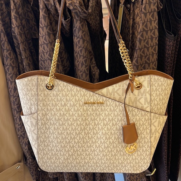 Michael Kors Jet Set Travel Large Chained Tote Shoulder Bag MK Vanilla 
NWT - Picture 13 of 16